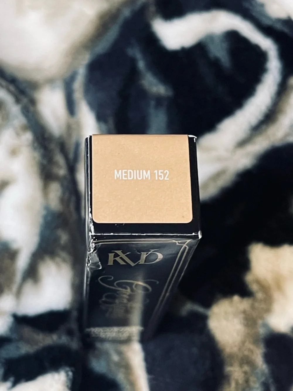 KVD Medium 152 Good Apple Lightweight Full Coverage Concealer